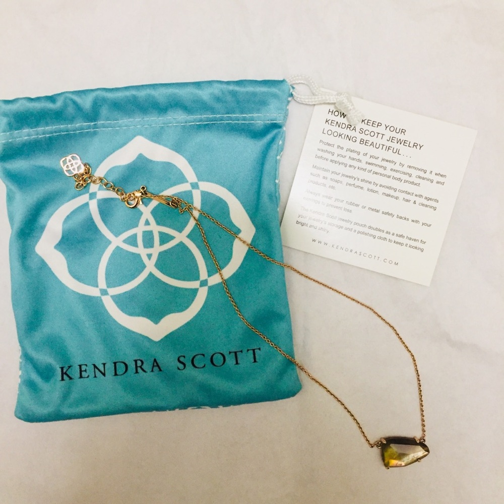 Isla Pendant Necklace in Brown Pearl